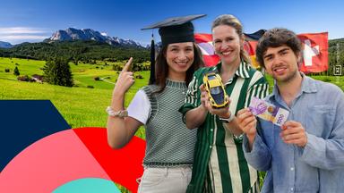 Drei Personen stehen vor einer alpinen Landschaft und halten symbolisch Geld, ein Sportwagenmodell sowie einen Hochschulabschluss in die Kamera und verdeutlicht Klischees über die Schweiz, Deutschland und Österreich.
