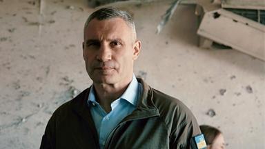 Vitali Klitschko blickt ernst in die Kamera.