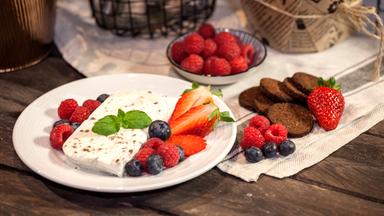 Pumpernickeleis garniert mit Beeren und Pumpernickel.