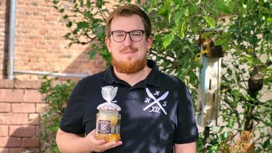 Ein Mann mit einer Packung Handkäs.