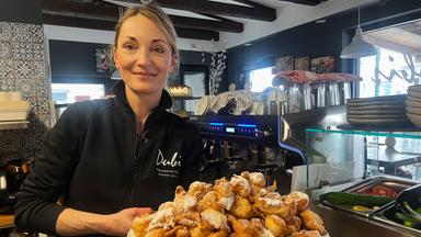  Gastronomin Dubravka "Dubi" Granic mit Fritule (kroatische Vanillekrapfen).