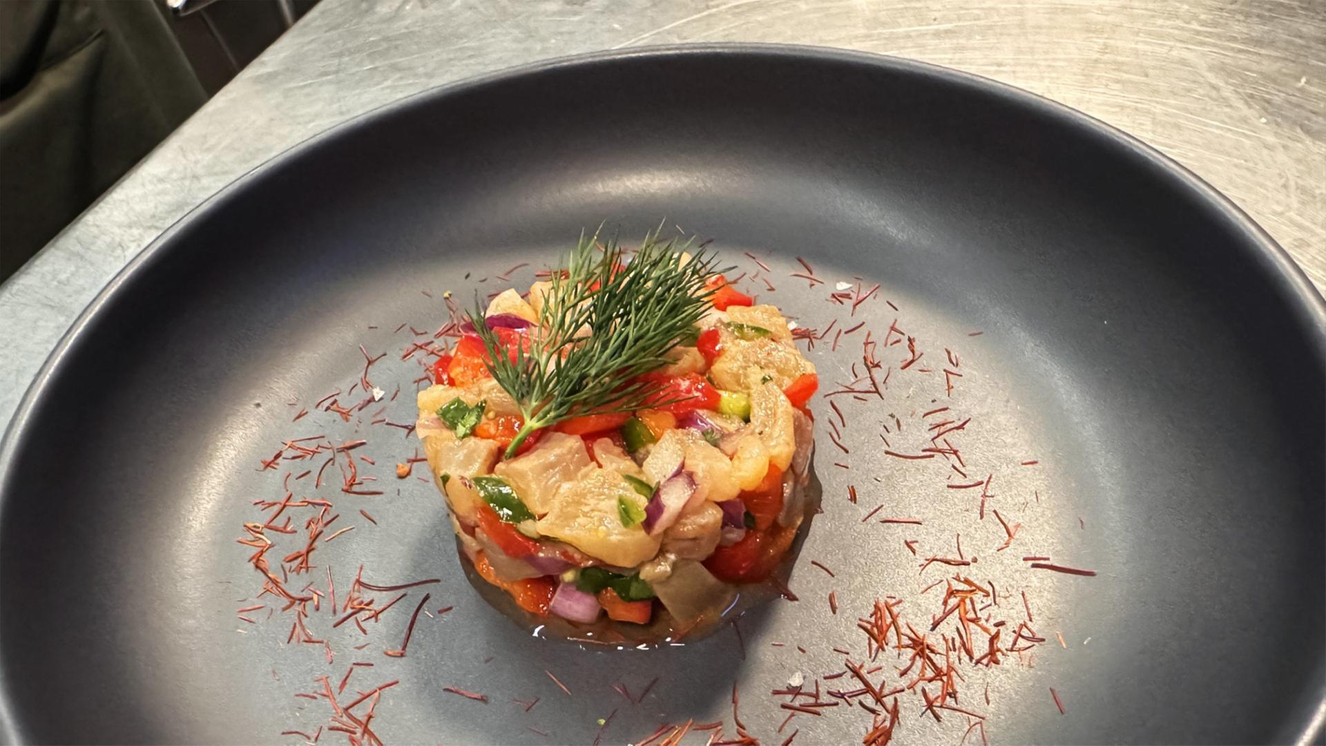 Ceviche (frischer, roher Fischsalat) auf einen Teller schön angerichtet