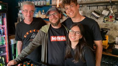 Simon Birr (2.v.l.) und sein Team in einer Kneipe