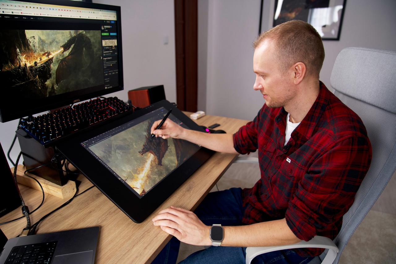 Mann vor Grafik-Bildschirm.