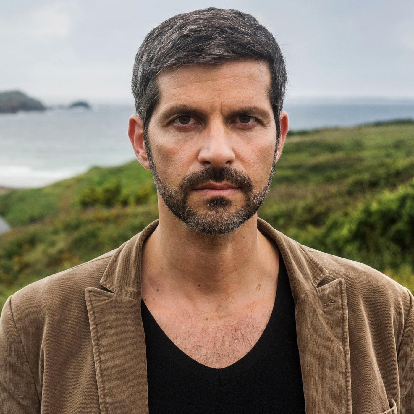 Kommissar Georges Dupin (Pasquale Aleardi), im Hintergrund das Meer