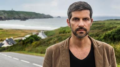 Kommissar Georges Dupin (Pasquale Aleardi), im Hintergrund das Meer
