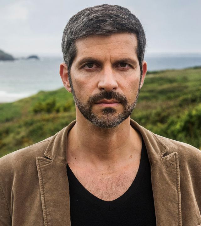 Kommissar Georges Dupin (Pasquale Aleardi), im Hintergrund das Meer