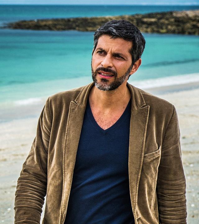 Kommissar Dupin (Pasquale Aleardi)  am Strand von der Insel Saint Nicolas