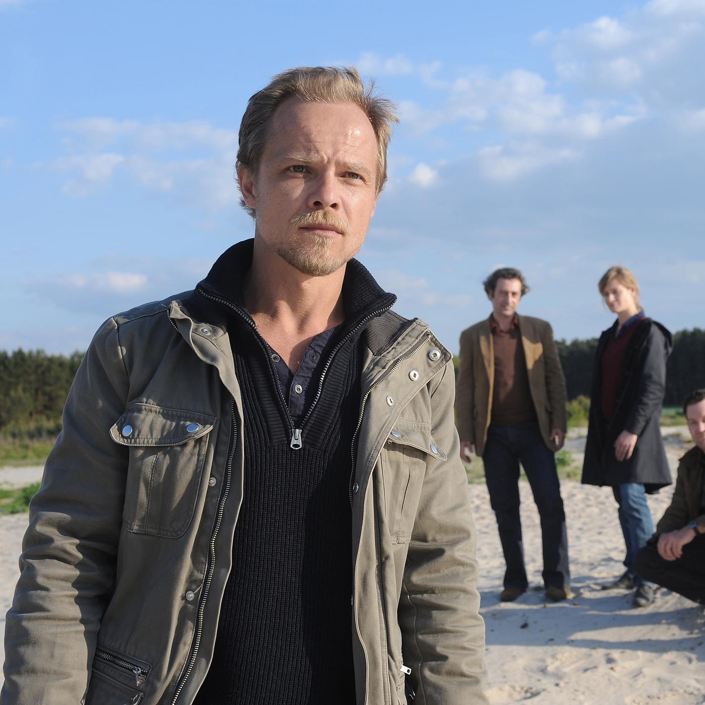 "Kommissar Marthaler - Engel des Todes": Kommissar Marthaler im Vordergrund und sein Team am Strand.