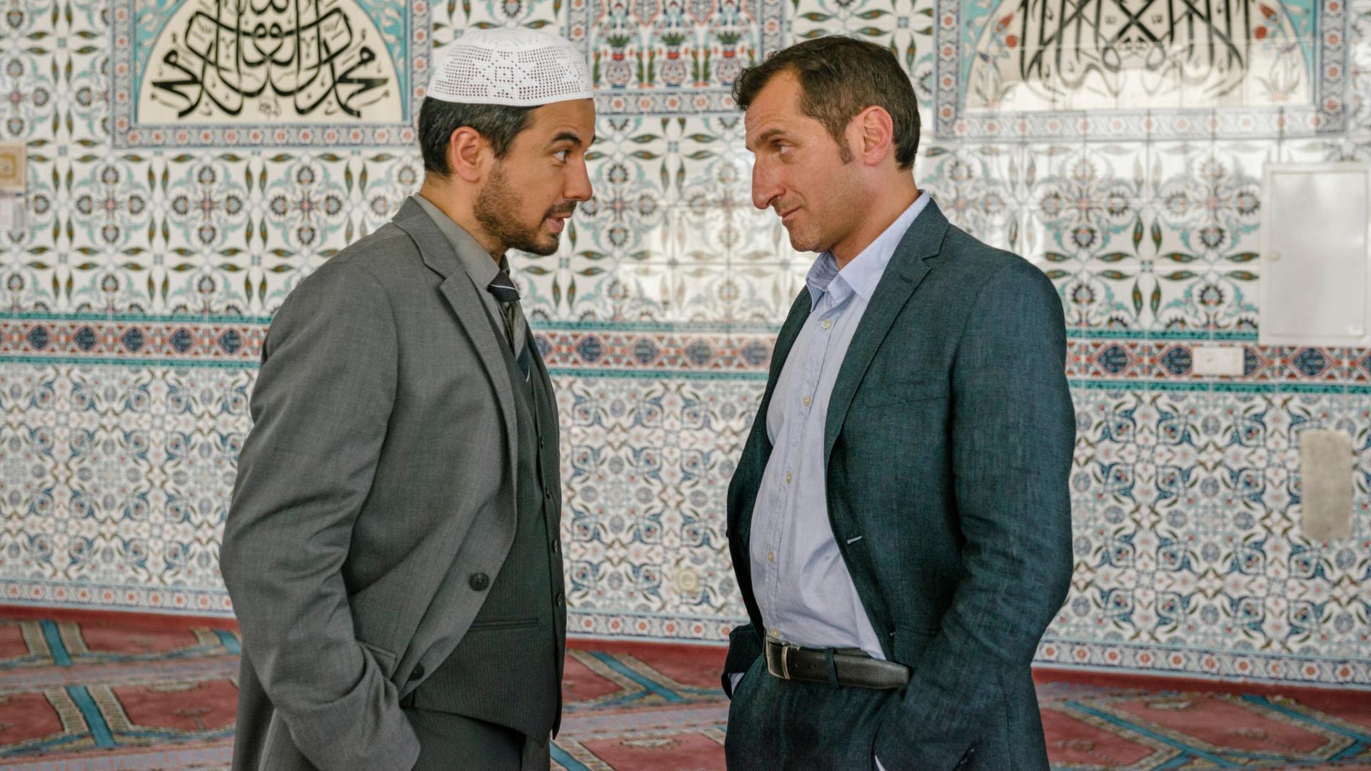 Der Imam (Ercan Karacali, li.) und Zeki Demirbilek (Tim Seyfi) stehen sich in der Moschee gegenüber.