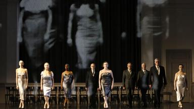 Tänzern und Tänzerinnen auf der Bühne