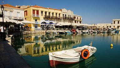 Weißes Ruderboot im Hafen von Rethymno.