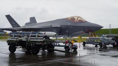 Ein Kampfflugzeug steht auf dem Landeplatz.