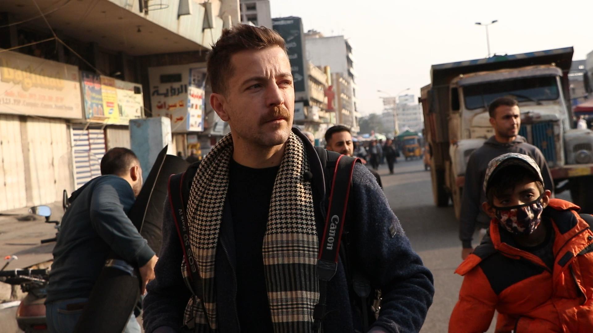 Kriegsfotografie - Fotograf läuft durch die Straßen in Bagdad.