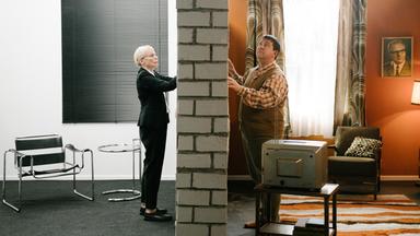 Maren Kroymann und Sebastian Krumbiegel – zwischen ihnen eine Ziegelwand, die ihre unterschiedlichen Wohnungen trennt.