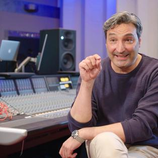 "Kültür für Deutschland“: Mousse T. in seinem Studio im Peppermint Pavillon in Hannover. Neben ihm ist ein großes Mischpult zu sehen.