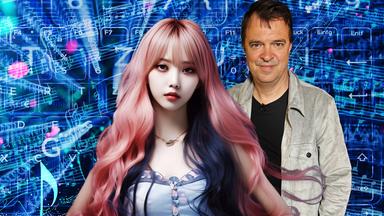 Eine künstlich aussehende Frau mit langen rötlichen Haaren. Schräg dahinter ein Mann mit grauer Jacke. Beide vor einem computergenerierten Bild aus Zahlen, Buchstaben und Noten.