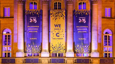 Das Chemnitzer Opernhaus ist nach der Ernennung der Stadt als Kulturhauptstadt 2025 mit Transparenten geschmückt.