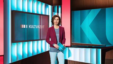 Moderatorin Cécile Schortmann steht im Kulturzeit-Studio