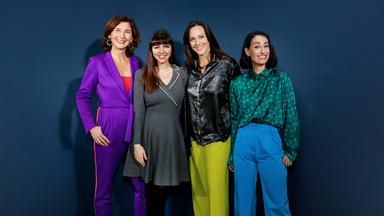 Vier Frauen posieren für ein Foto.