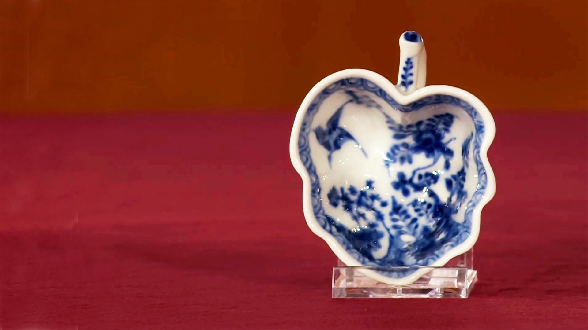 kleine Schale in weiß / blau in Form eines Blattes