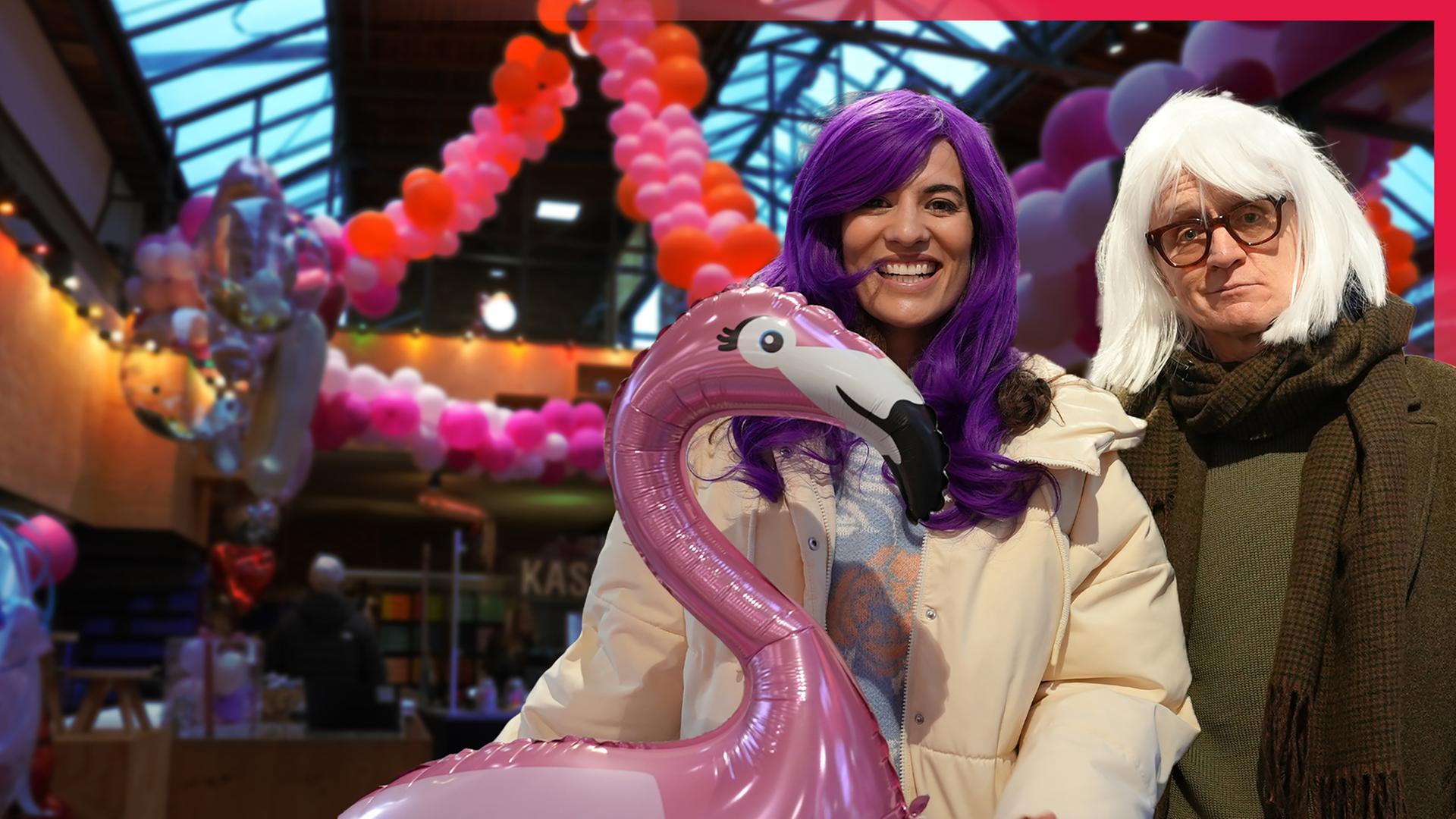 Mona Ameziane und Pierre M. Krause mit bunten Ballons, darunter ein großer Flamingo.