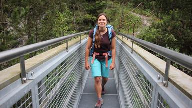 Bernadette auf Hängebrücke.
