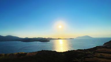 Blick auf Meer und Inseln in der Abendsonne