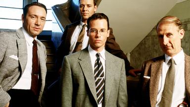 Von links: Jack Vincennes (Kevin Spacey), Bud White (Russell Crowe), Ed Exley (Guy Pearce) und Dudley Smith (James Cromwell) wollen gemeinsam gegen Verbrechen und Korruption in Los Angeles vorgehen.