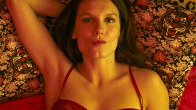 Emma (Ana Girardot) lässt ihre ersten Erfahrungen als Prostituierte Revue passieren und überlegt, was sie davon für ihr Buch nutzen kann.