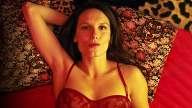 Emma (Ana Girardot) lässt ihre ersten Erfahrungen als Prostituierte Revue passieren und überlegt, was sie davon für ihr Buch nutzen kann.