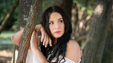 "Aus der Arena di Verona: Giuseppe Verdi - La Traviata": Sonya Yoncheva steht verträumt an einem Baum in einem weißen luftigen Kleid.