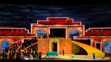 "Aus der Arena di Verona: Giuseppe Verdi - La Traviata": Die Bühne zeigt einen Ballsaal in dem ein rauschendes Fest gefeiert wird.