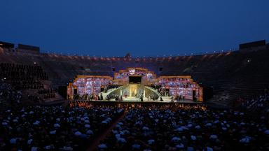 "Aus der Arena di Verona: Giuseppe Verdi - La Traviata": In der abendlichen Arena sitzt das Publikum vor einer imposanten Bühne.