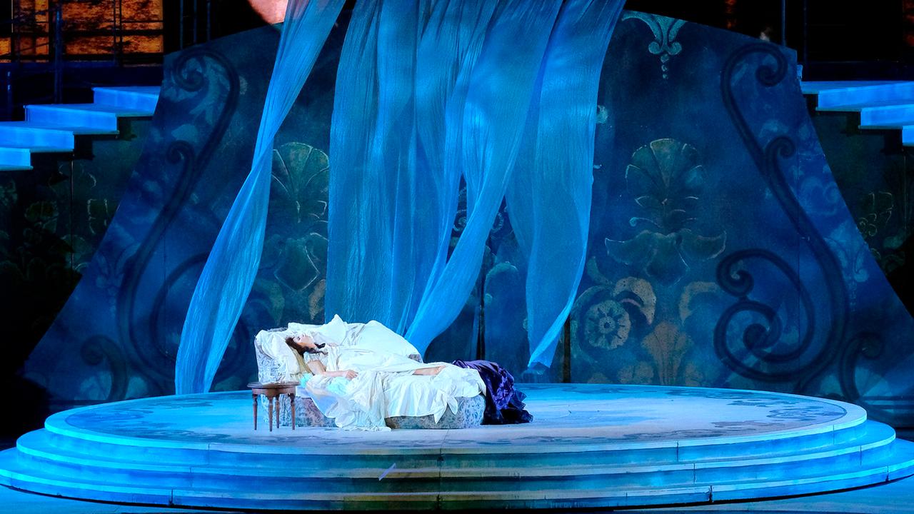 Sonya Yoncheva als Violetta in der Sterbeszene.