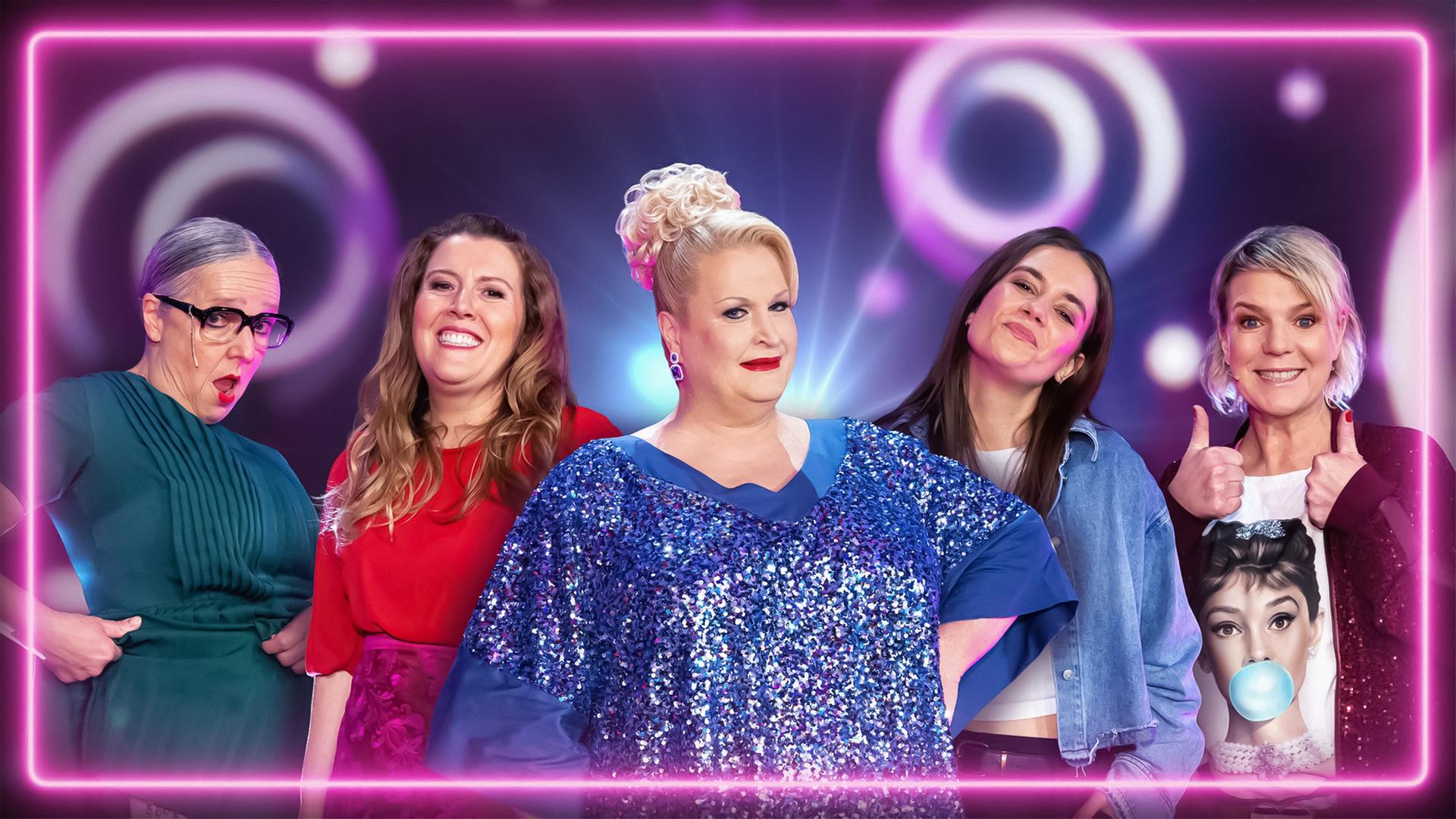 Daphne de Luxe und die vier Kabarettistinnen, die in der Sendung zu Gast sind.