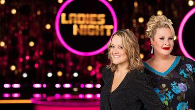 Zwei junge Frauen stehen Seite an Seite und blicken lächelnd in die Kamera. Im Hintergrund ist eine Bühne mit Glitzervorhang und Sendungs-Logo zu sehen