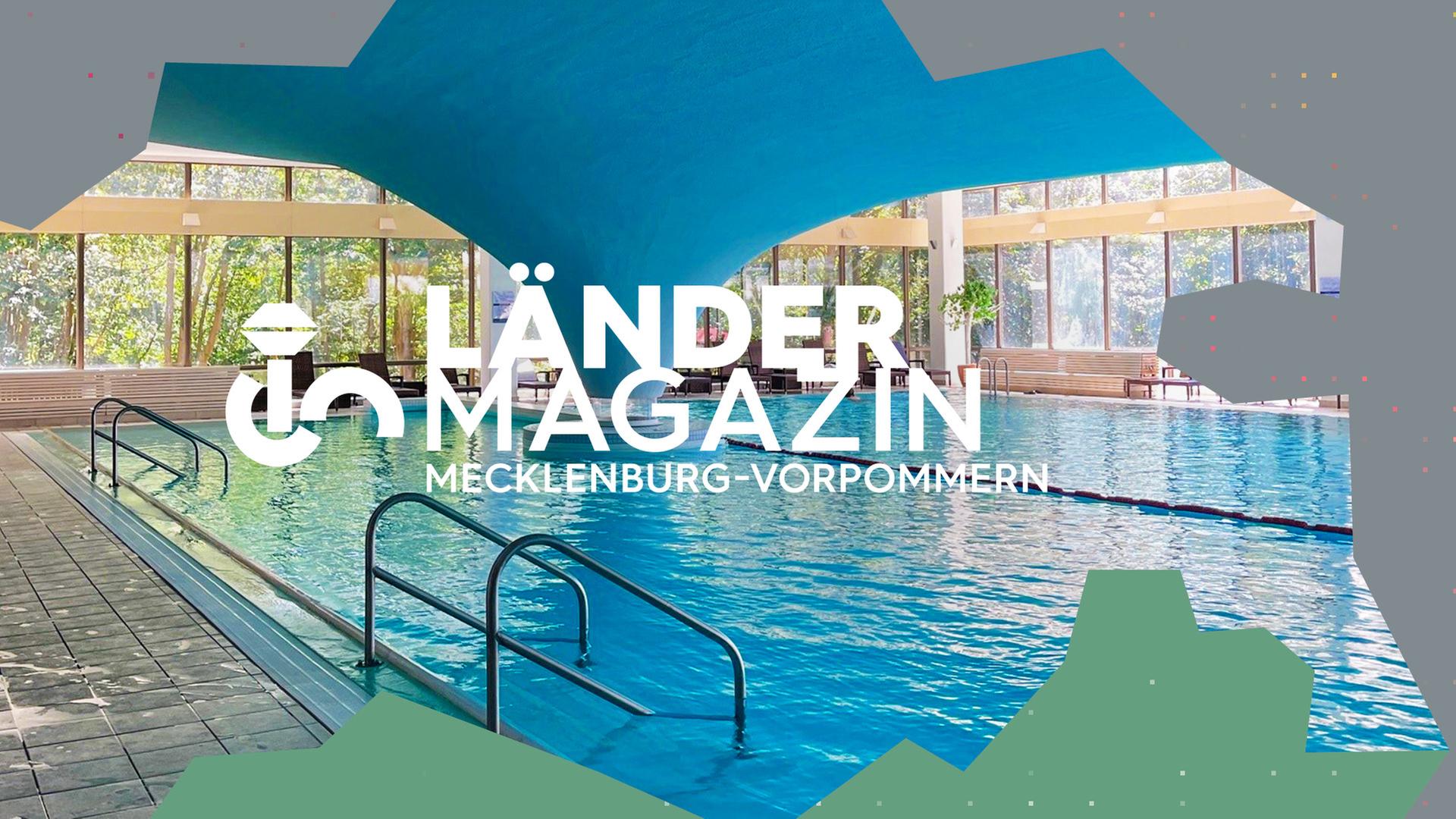 Ein Hallenbad, in dem sich die Betondecke im hinteren Bereich trichterförmig bis zum Wasser hinunter neigt.