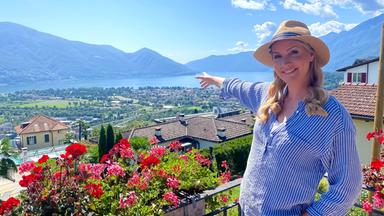Judith Rakers auf Balkon vor dem Lago Maggiore.