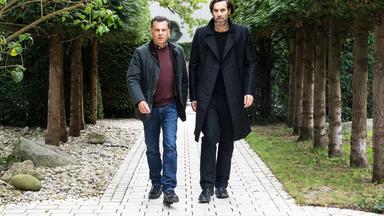 "Laim und die Toten ohne Hosen": Anton Simhandl (Gerhard Wittmann) und Lukas Laim (Max Simonischek) laufen nebeneinander einen Weg entlang.