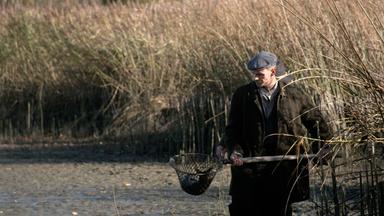 Nachgestellte Szene. Fischer mit Netz