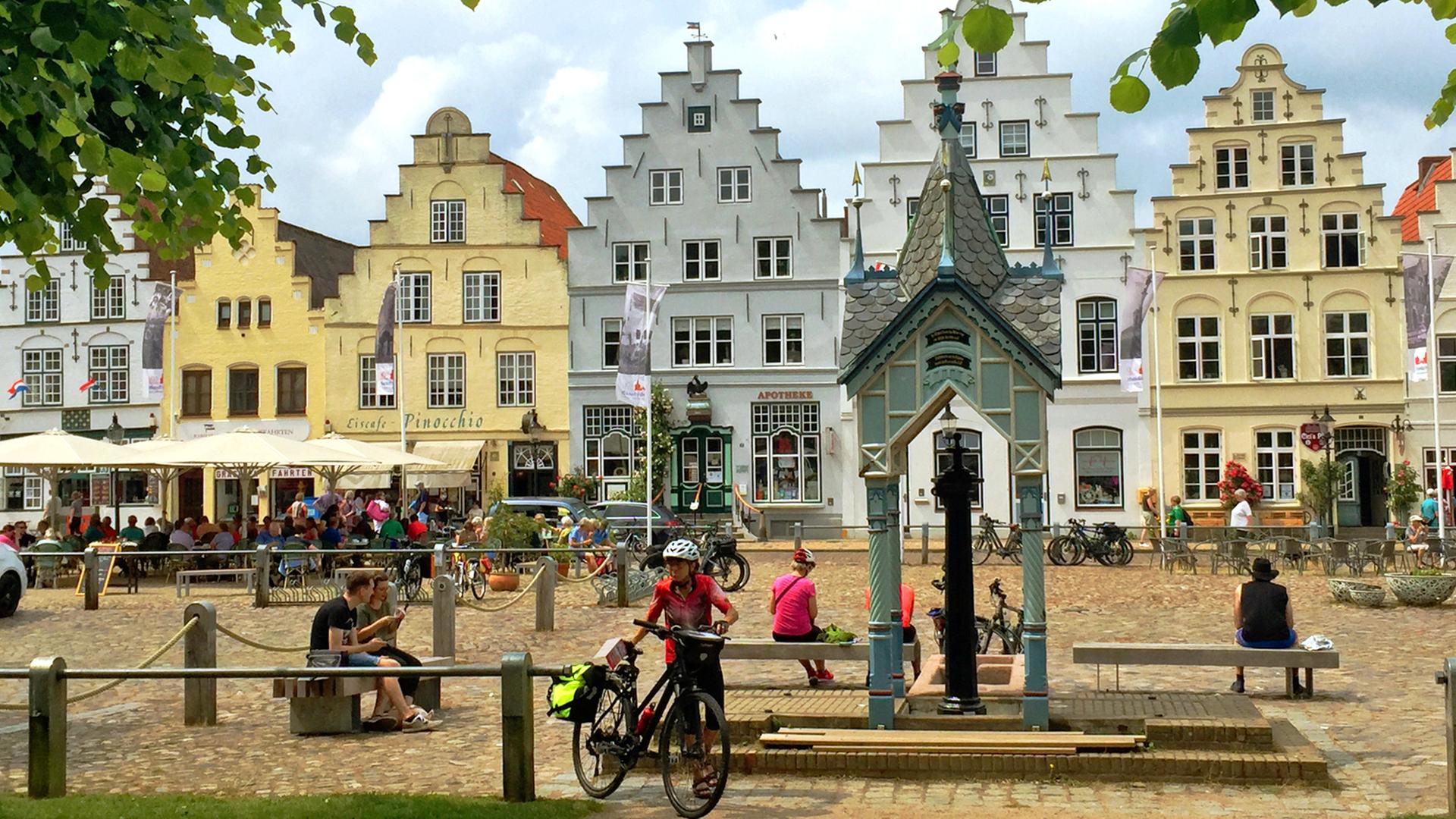 Ein kleiner Stadtplatz mit bunten Häusern