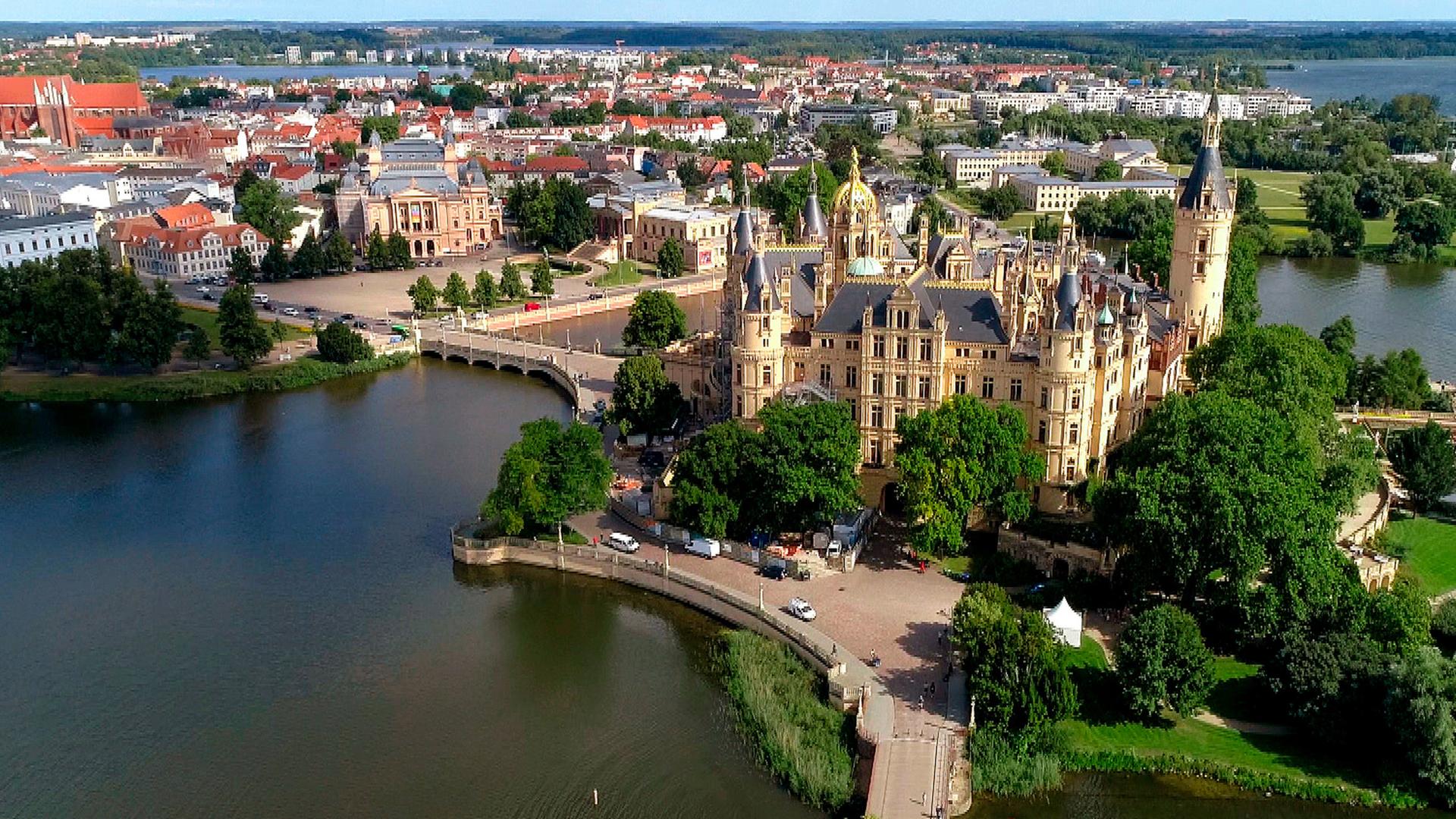 Ein großes Schloss auf einer kleinen Insel in einem See.