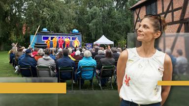 Katty Salié bei einer Theateraufführung in einem Hof