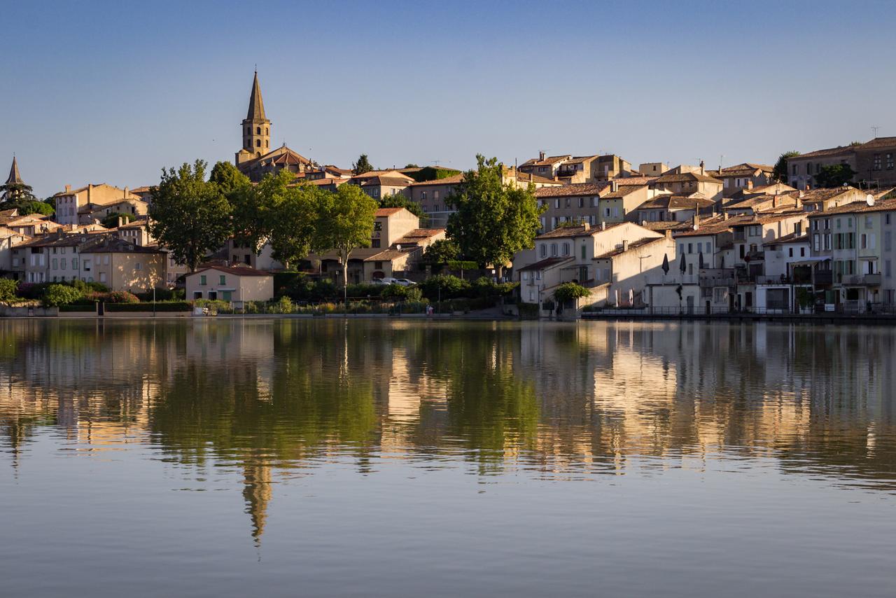 Ein Dorf am Wasser gelegen