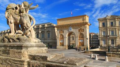 Vor strahlend blauem Himmel der Arc de Triomphe von Montpellier in Frankreich.