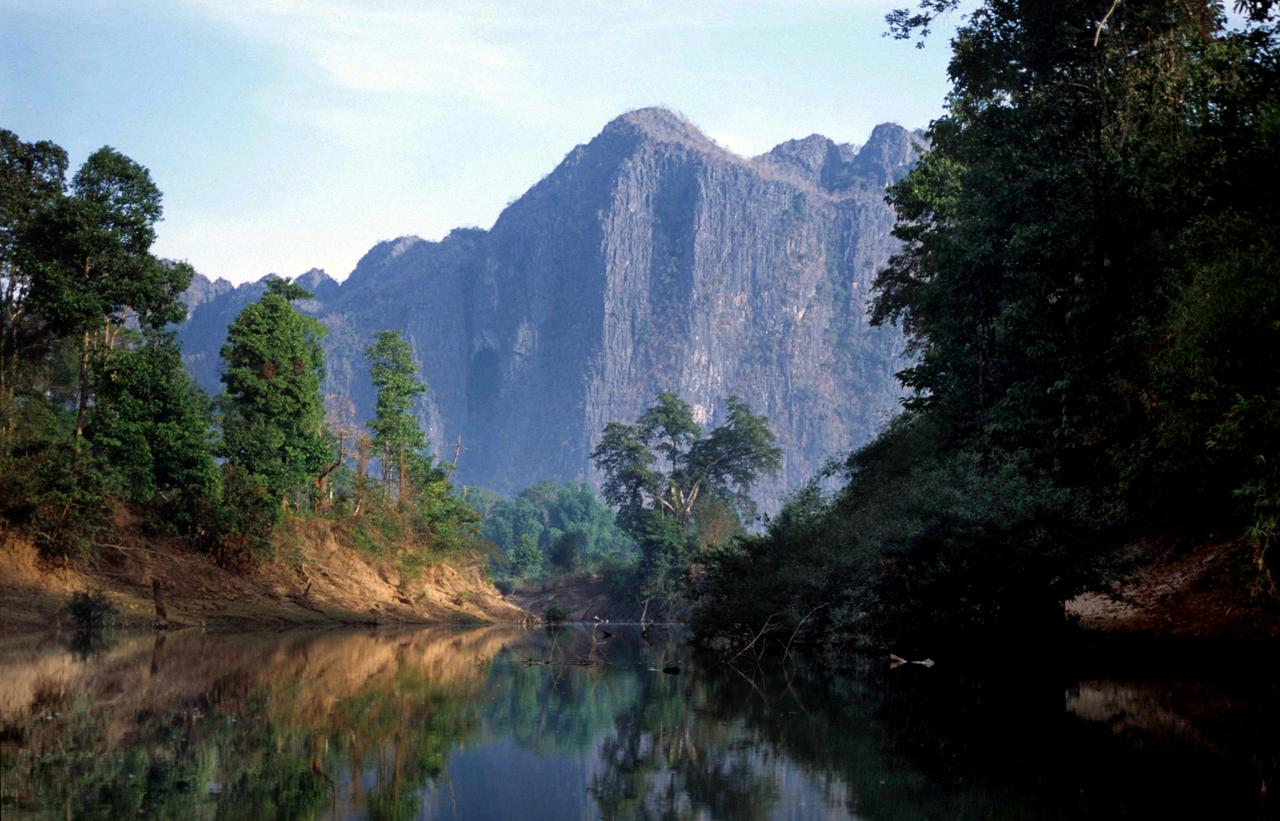 Schroffe Gipfel erheben sich aus Urwäldern