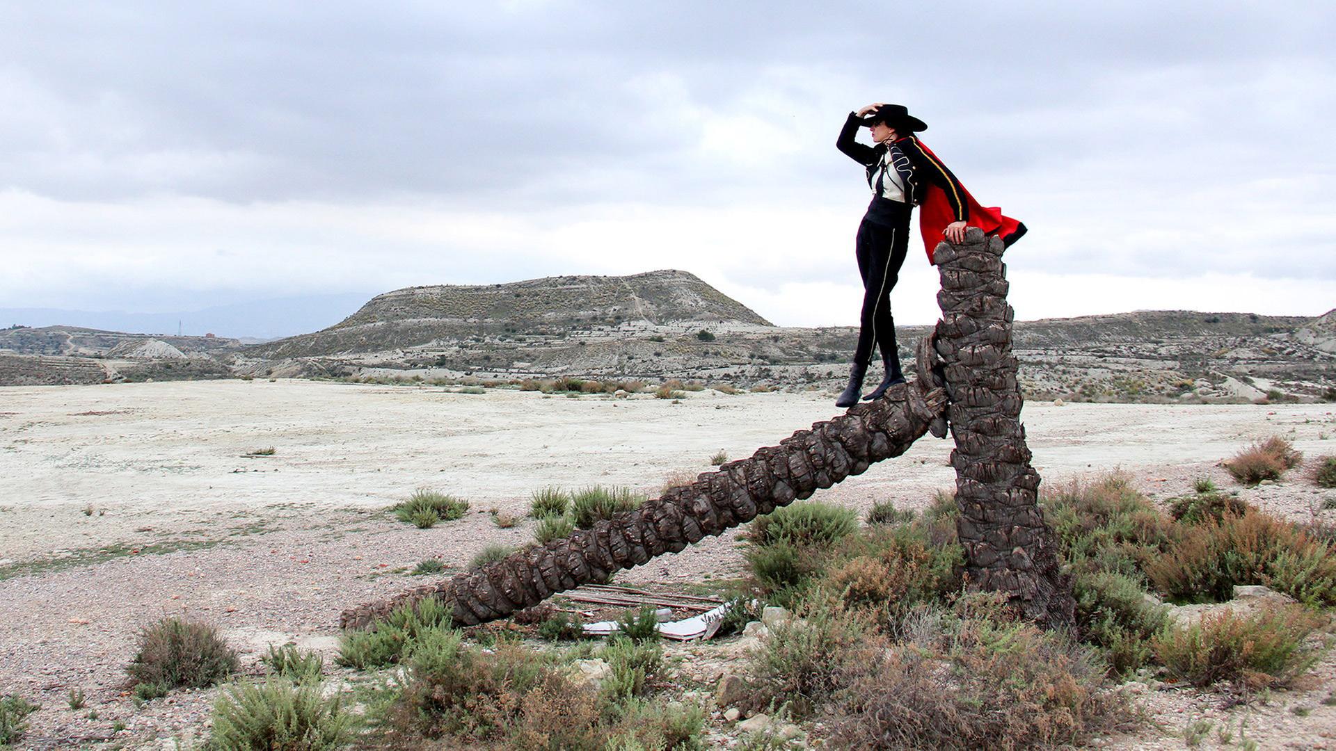 Steht auf einem umgefallenen Baum: Jackie Brutsche als Jack Torero