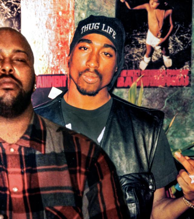 Drei Männer stehen zusammen, der Rapper Biggie Smalls, der Rapper Tupac Shakur und Suge Knight, Plattenboss, und zeigen den Mittelfinger.