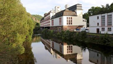 Blick auf Das Saalfelder Schokoladenwerk am Ufer der Saale